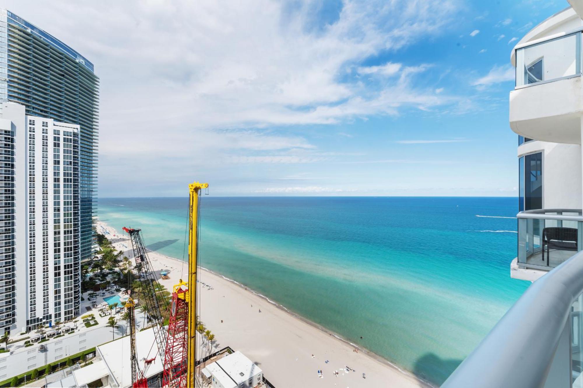 Above It All - A Luxurious Penthouse With High Ceilings Sunny Isles Beach Exterior foto