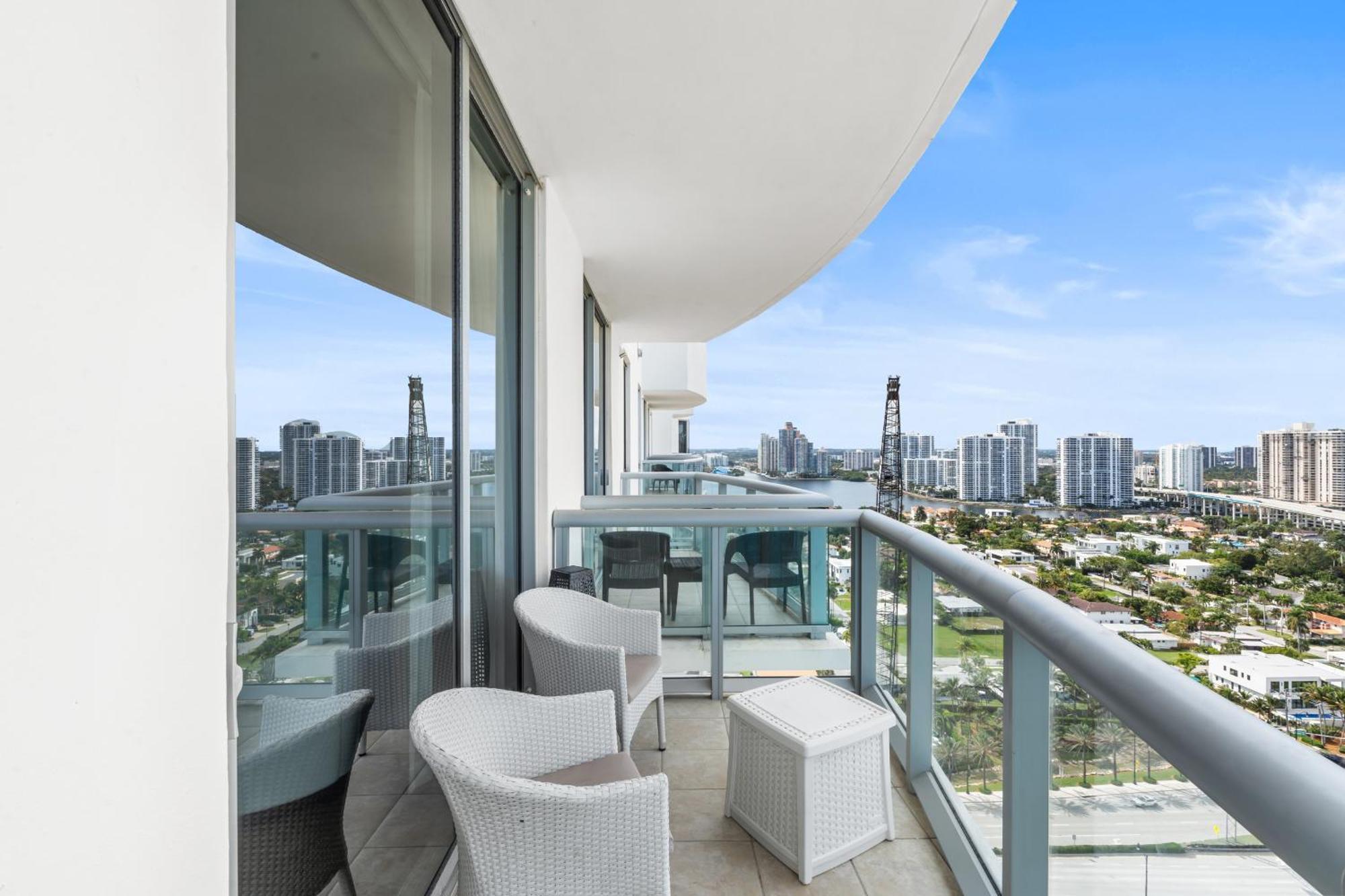 Above It All - A Luxurious Penthouse With High Ceilings Sunny Isles Beach Exterior foto