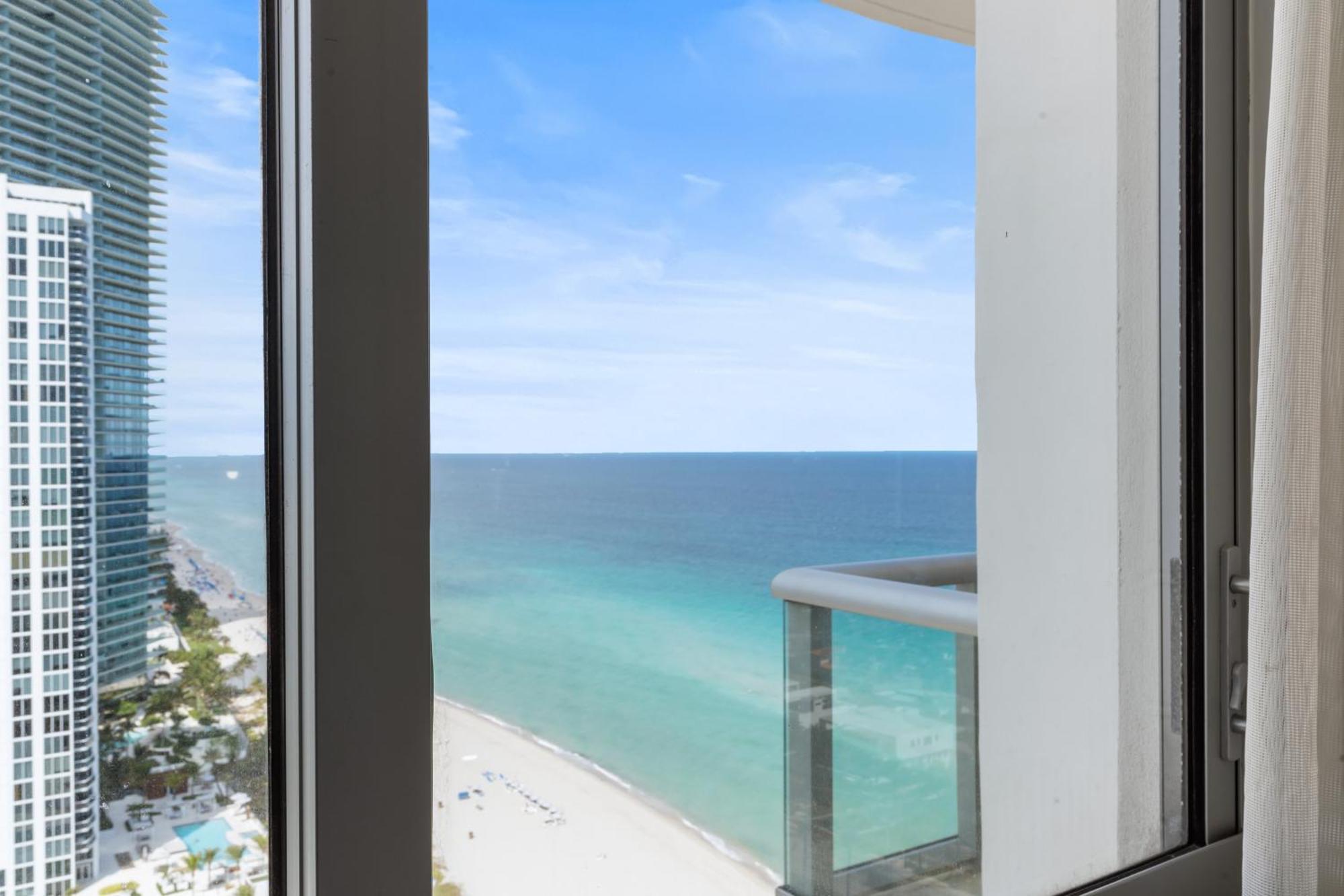 Above It All - A Luxurious Penthouse With High Ceilings Sunny Isles Beach Exterior foto